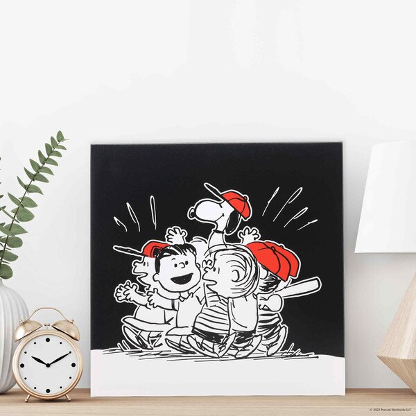 Media Navideña Peanuts 18″ – Charlie Brown, Snoopy Y La Pandilla Bordada – Rojo Navidad